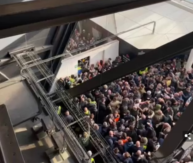 Bạo lực đẫm máu bên ngoài SVĐ Tottenham ngay trước cuộc đấu với West Ham - Bóng Đá