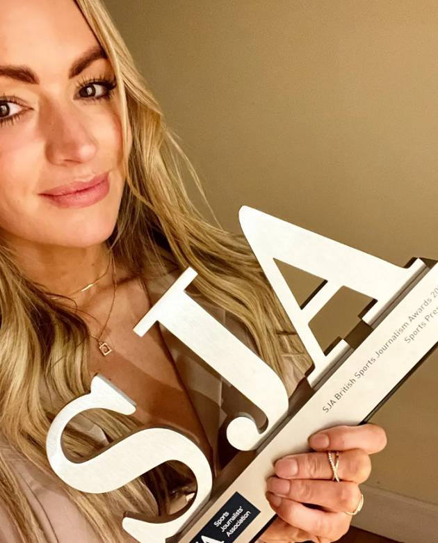 MC quyến rũ bậc nhất nước Anh tình tứ khóa môi bạn trai  - Bóng Đá