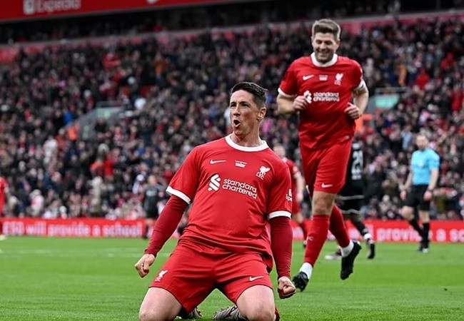 Fernando Torres returns to Liverpool to shadow Jurgen Klopp in training - Bóng Đá