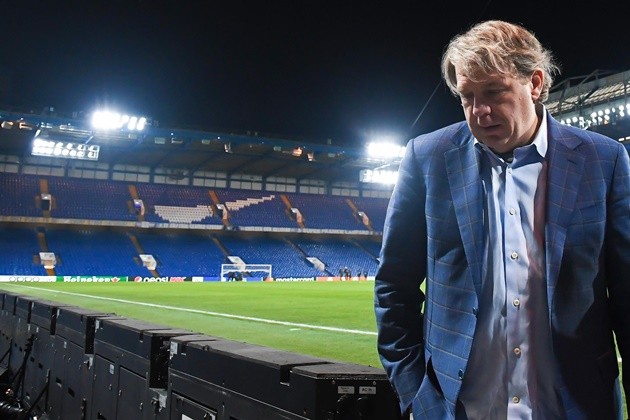 Erik ten Hag goes on a stroll with his wife - Bóng Đá