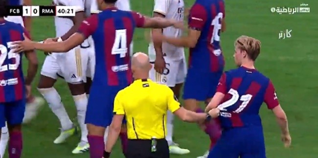 Từ Martinez đến James, những pha vào bóng rợn người - Bóng Đá