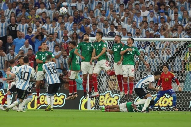 Martinez leo lên bàn, Messi cởi trận quậy tưng bừng sau chiến thắng - Bóng Đá