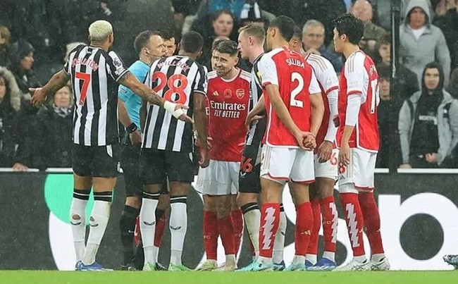 Sir Alex Ferguson ở xứ sở mộng mơ sau khi bỏ túi 275.000 bảng  - Bóng Đá