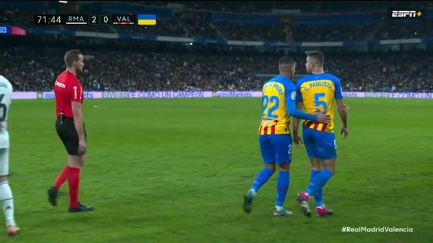 Vinicius nổi máu điên vì bị cựu sao Arsenal 'đá giò' - Bóng Đá