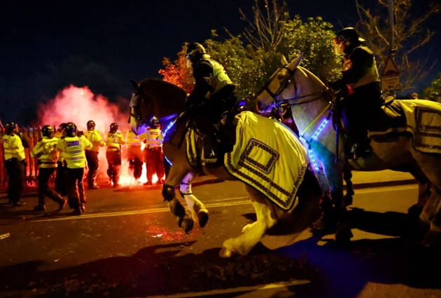 Toàn cảnh cuộc hỗn chiến bên ngoài Villa Park - Bóng Đá