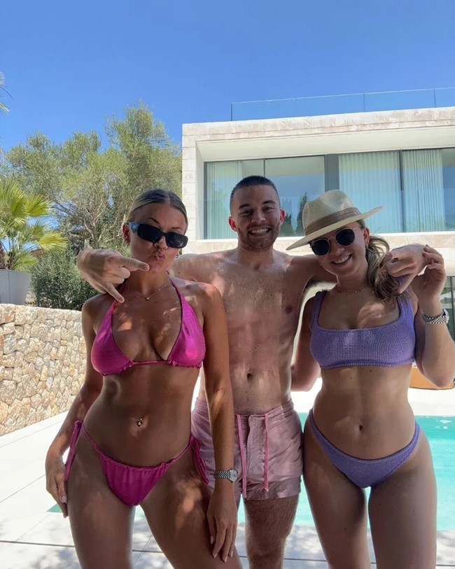 Alan Shearer’s glam daughter Hollie flashes bra in see-through lace top - Bóng Đá