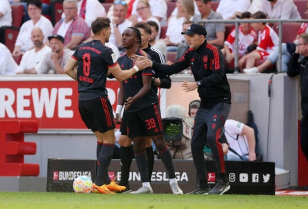 Lionel Messi stopped at Beijing airport and surrounded by border guards over passport problems - Bóng Đá