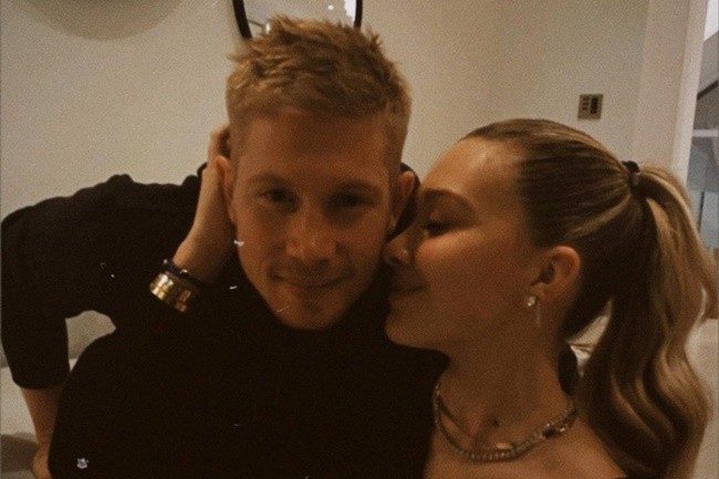 Kevin de Bruyne gets a kiss from stunning Wag - Bóng Đá