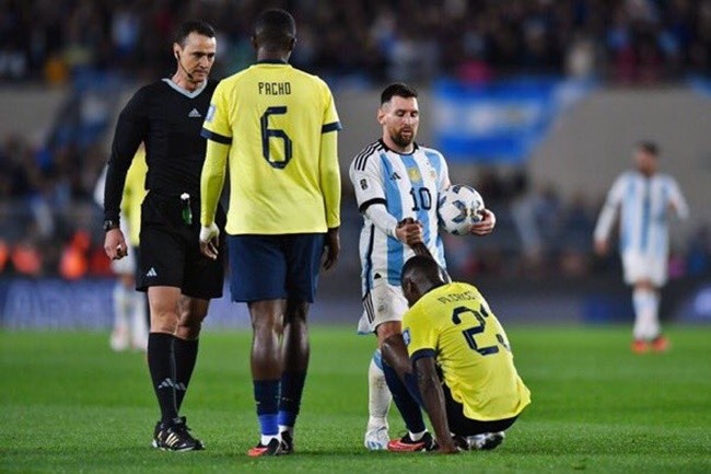 Sheffield United's teammates Vinicius Souza and Jack Robinson fought  - Bóng Đá