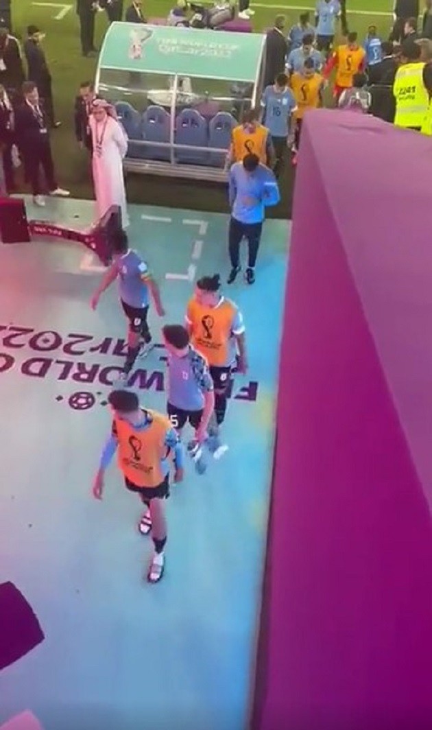 Cavani nổi khùng, đấm ngã trụ VAR - Bóng Đá