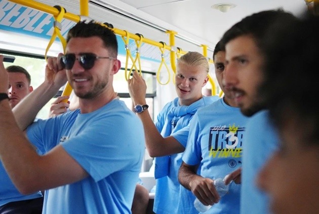 Man City diễu hành cú ăn 3 - Bóng Đá