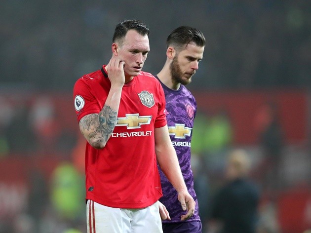 Steven Gerrard gets pelted with BOTTLES from Celtic fans after scoring in charity game for Liverpool legends - Bóng Đá