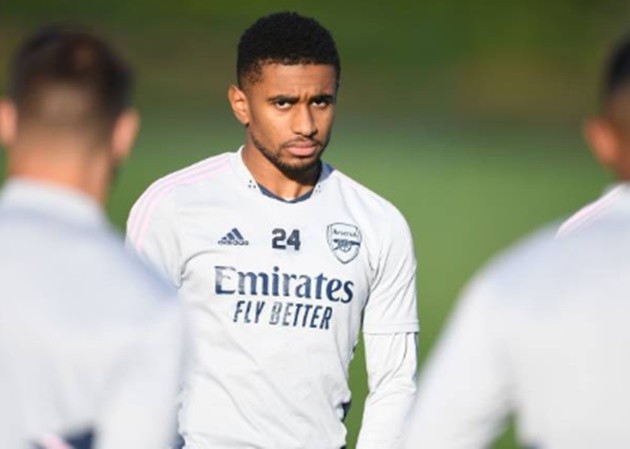 Hooded Man Utd star Bruno Fernandes spotted leaving tanning salon in rainy Manchester as he takes break from training - Bóng Đá