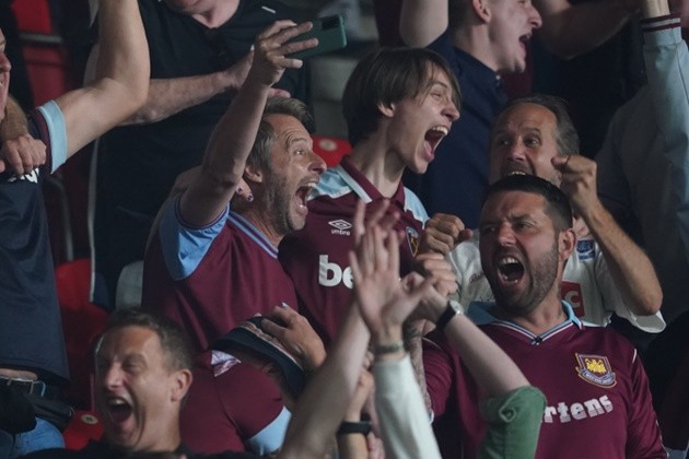 Tại sao Antonee Robinson sẽ là hậu vệ trái hoàn hảo cho Liverpool? - Bóng Đá