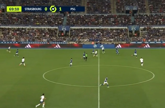 Messi đi bóng giữa sân - Bóng Đá