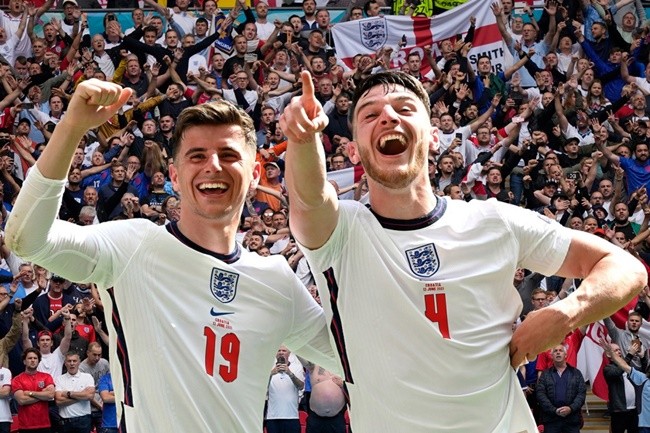 Piers Morgan offers Sancho a Cristiano Ronaldo-style interview after attacking Ten Hag - Bóng Đá