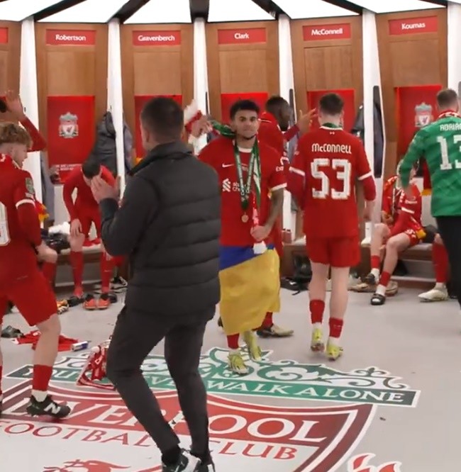 INSIDE LIVERPOOL'S DRESSING ROOM PARTY - Bóng Đá