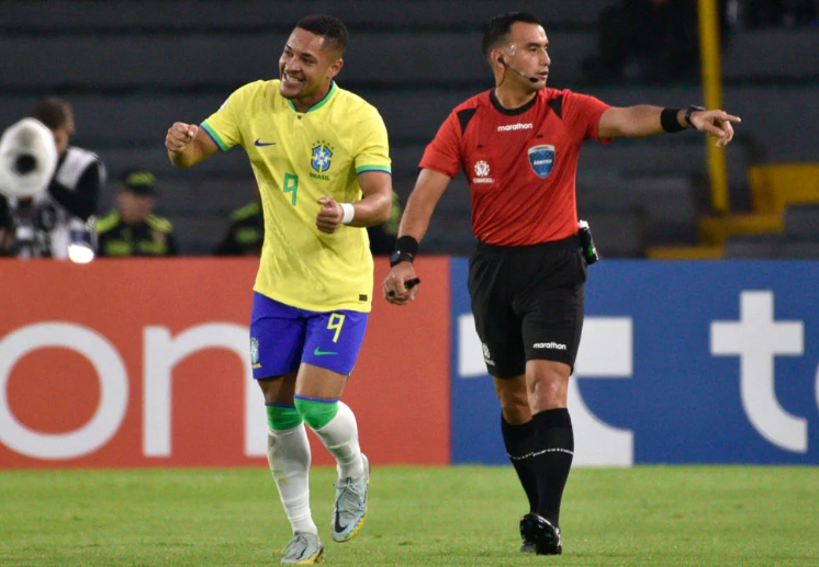 Club president admits they cannot keep Manchester United linked wonderkid Vitor Roque - Bóng Đá