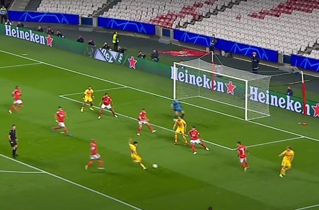 Hân hoan cúp vàng, Messi và 4 đồng đội suýt gặp sự cố trên nóc xe buýt - Bóng Đá