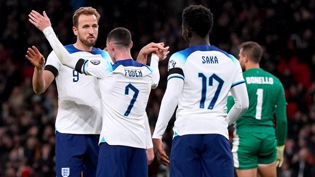 2 hình ảnh nêu bật sự tức giận dành cho ĐT Anh - Bóng Đá