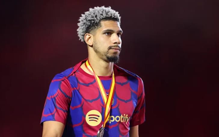 Deco sends out strong message on Ronald Araujo’s Barcelona future - Bóng Đá