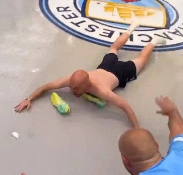 Jack Grealish tells off half-naked Man City kitman during dressing room celebrations  - Bóng Đá