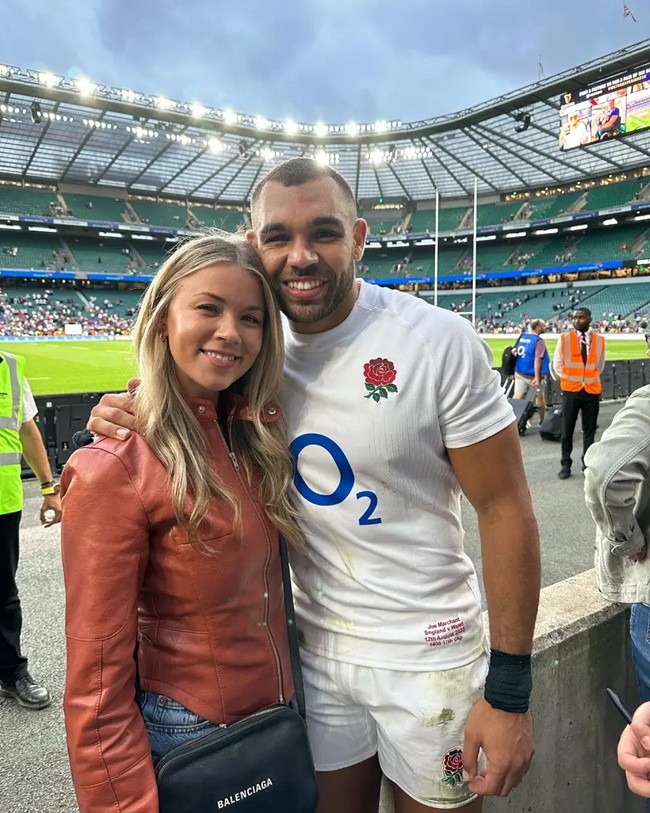 Alan Shearer’s glam daughter Hollie flashes bra in see-through lace top - Bóng Đá