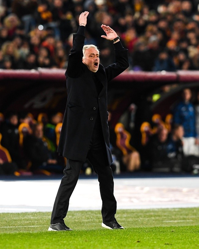 Mourinho thẻ đỏ - Bóng Đá