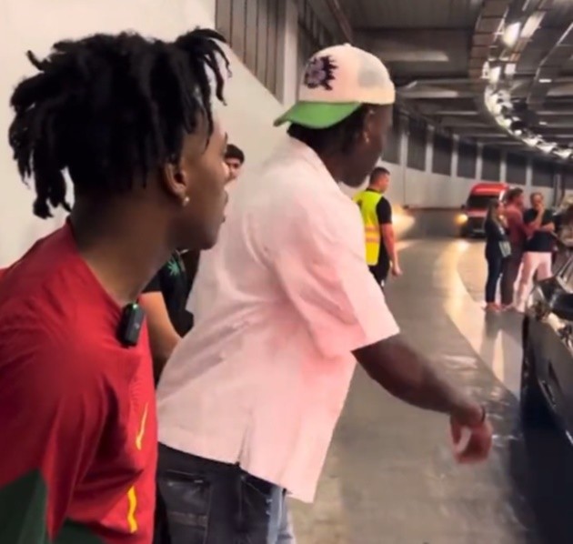 Speed collapses in shock as he FINALLY meets his hero Cristiano Ronaldo - Bóng Đá