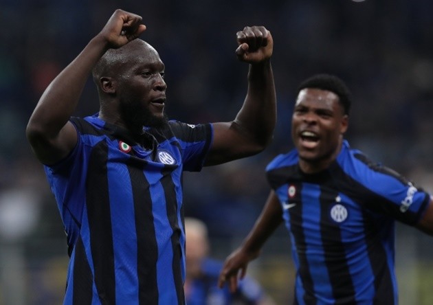 Lionel Messi stopped at Beijing airport and surrounded by border guards over passport problems - Bóng Đá