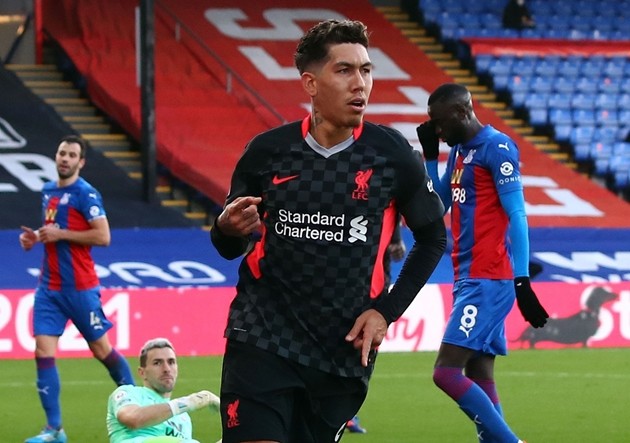 Shocking moment furious Cristiano Ronaldo is hurt by pitch invader trying to take selfie during Portugal clash - Bóng Đá