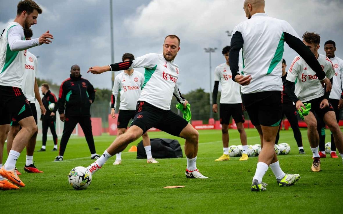 TEAM NEWS FOR UNITED V PALACE - Bóng Đá