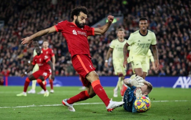  Ramsdale began to applaud the Reds fans in front of him - Bóng Đá