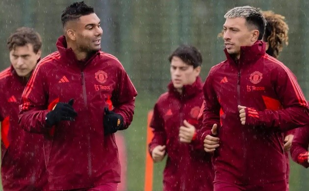 Lisandro Martinez and Casemiro return to full training after respective lengthy injury layoffs - Bóng Đá