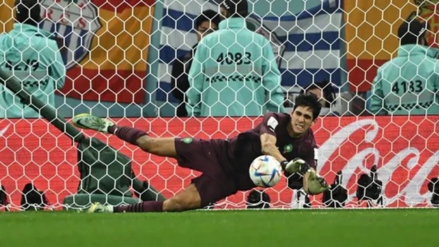 Siêu thủ môn cản 3 penalty, Tây Ban Nha thành nạn nhân cơn địa chấn - Bóng Đá