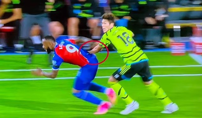 Alan Smith says Takehiro Tomiyasu's red card against Crystal Palace - Bóng Đá