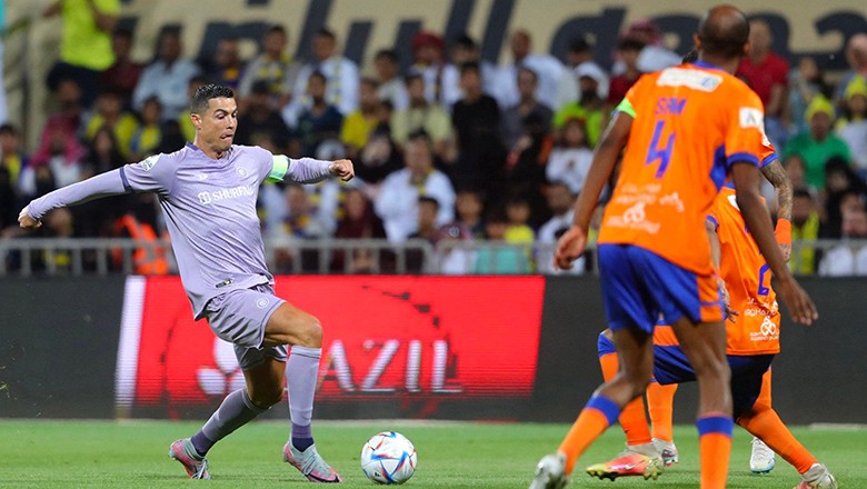 Toàn cảnh Ronaldo thể hiện sự hờn dỗi khi Al Nassr bị cầm chân - Bóng Đá