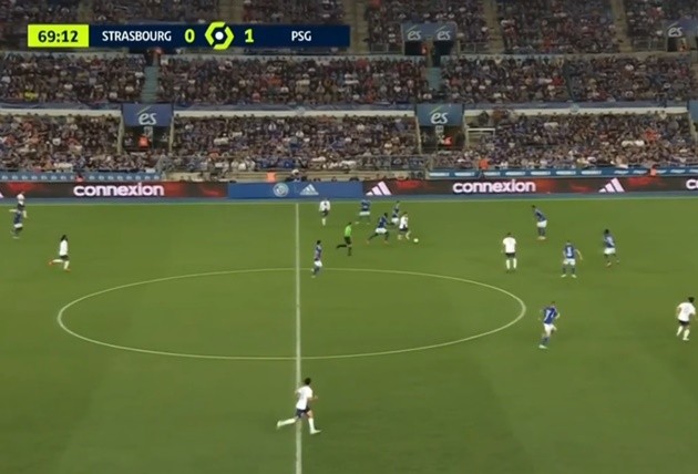 Messi đi bóng giữa sân - Bóng Đá