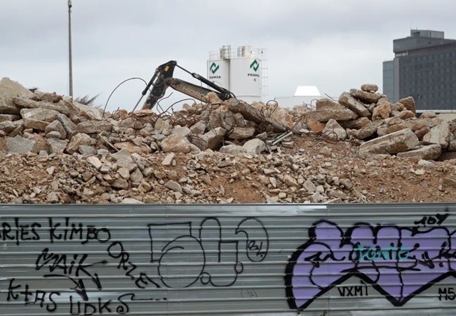 Iconic stadium looks unrecognisable with army of cranes at work and dozens of builders amid concerns over progress - Bóng Đá