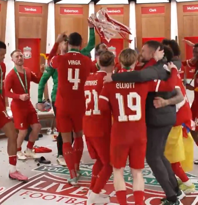 INSIDE LIVERPOOL'S DRESSING ROOM PARTY - Bóng Đá