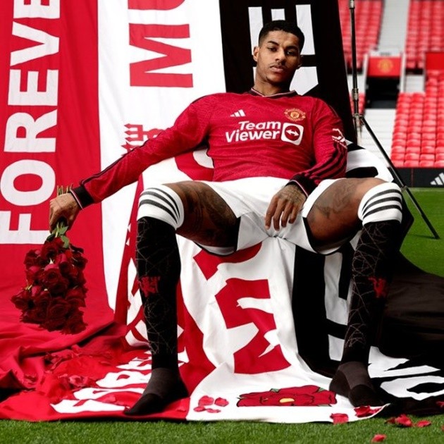 Angry fans hijack announcement by blocking shop entrance in Glazers protest - Bóng Đá