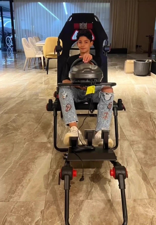 Ronaldo móc hầu bao khủng cho dịp Giáng Sinh - Bóng Đá