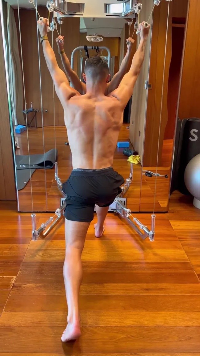 Cristiano Ronaldo, 38, shows off ripped abs - Bóng Đá