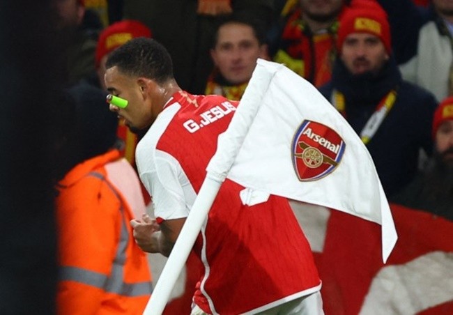 Chaos as Arsenal stars have SEAT thrown at them with lighters also launched from stands in clash against Lens - Bóng Đá