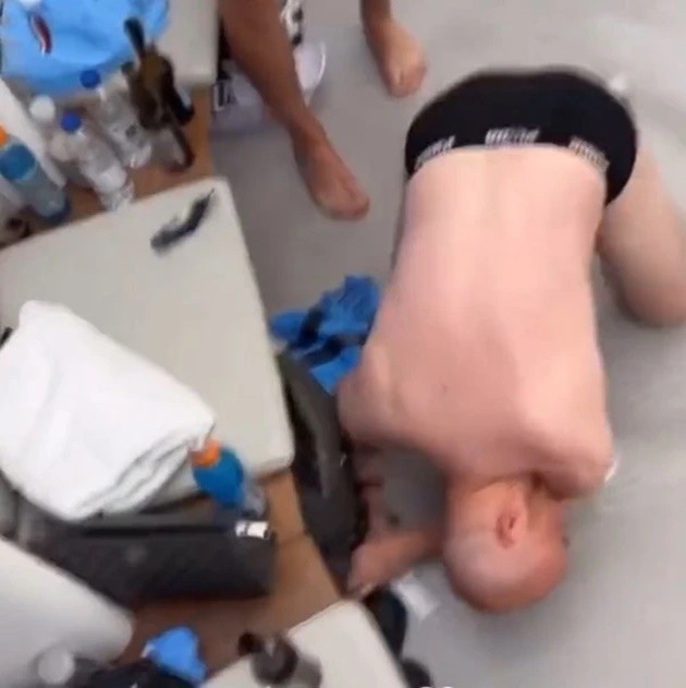 Jack Grealish tells off half-naked Man City kitman during dressing room celebrations  - Bóng Đá