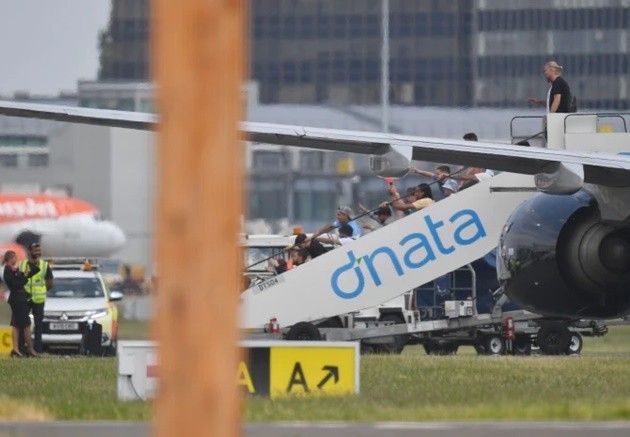 Moment Man City’s Champions League stars fly into Ibiza on private jet for 10-hour secret bash before heading back to UK - Bóng Đá