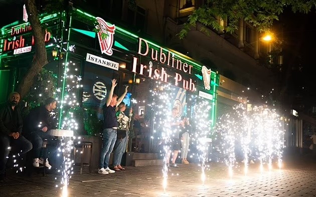 Hàng ngàn người hâm mộ Manchester City đổ về Istanbul  - Bóng Đá