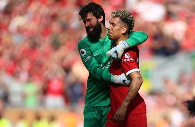 Roberto Firmino uses Liverpool team bus to take wife Larissa - Bóng Đá