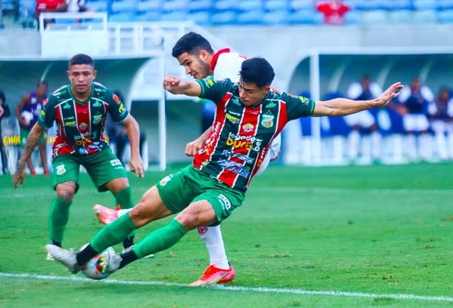 Footballers sent off after one player ‘rides the other like a horse’ before on-pitch bust-up - Bóng Đá