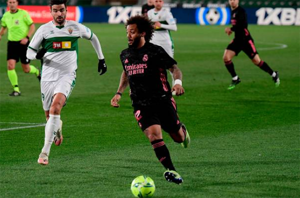 Real Madrid đánh rơi điểm trước Elche, CĐV đòi 
